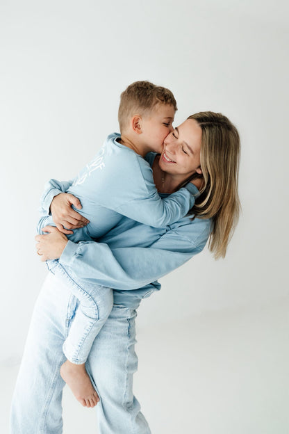 Blauer Oversized Kinder-Sweater aus Bio-Sweat mit Rückenschrift