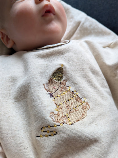 Handgenähter Weihnachtssweater mit  Bären Stickerei