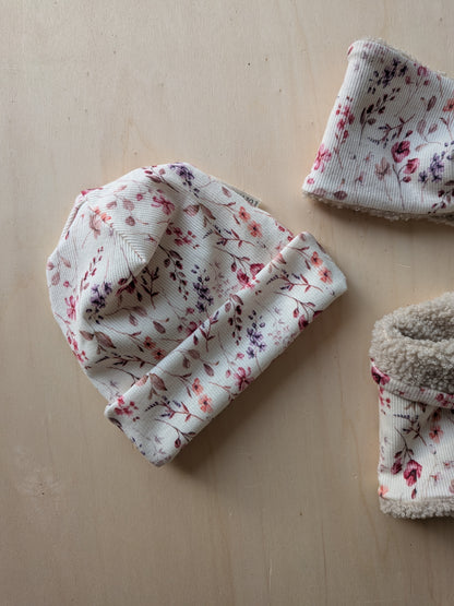 Beanie für Kinder – handgenäht aus weichem Rib-Stoff im rosa Blumen-Design