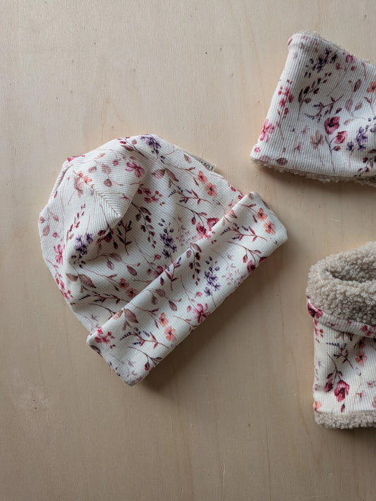 Beanie für Kinder – handgenäht aus weichem Rib-Stoff im rosa Blumen-Design