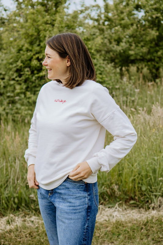 Weißer Oversized MOM - Sweater mit Amore Stickerei - Loewenknopf